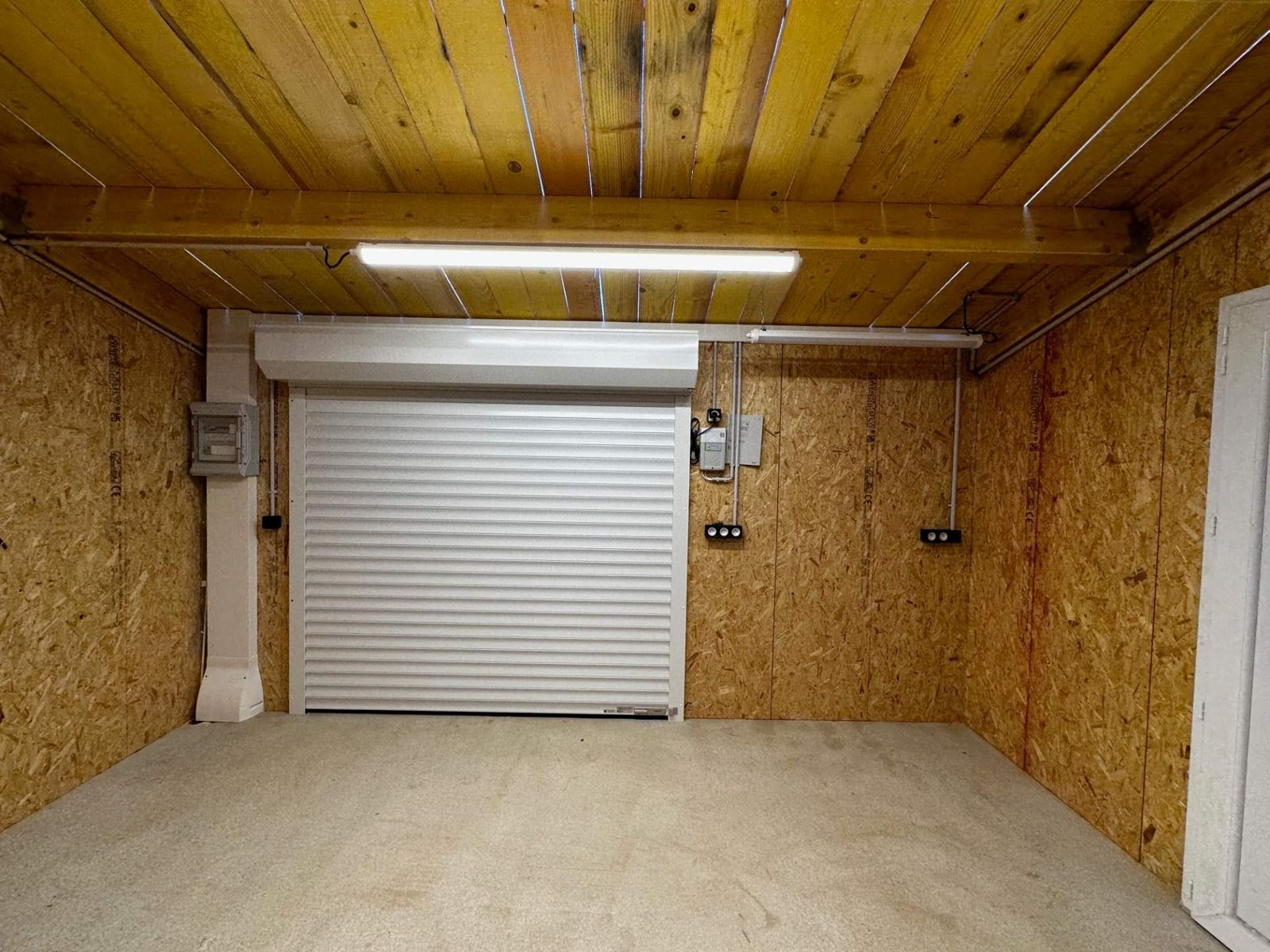Garage équipé : éclairage, prises et tableau dédié