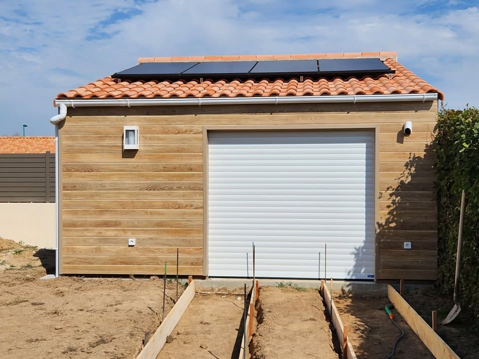 Garage avec panneaux photovoltaïques sur la toiture