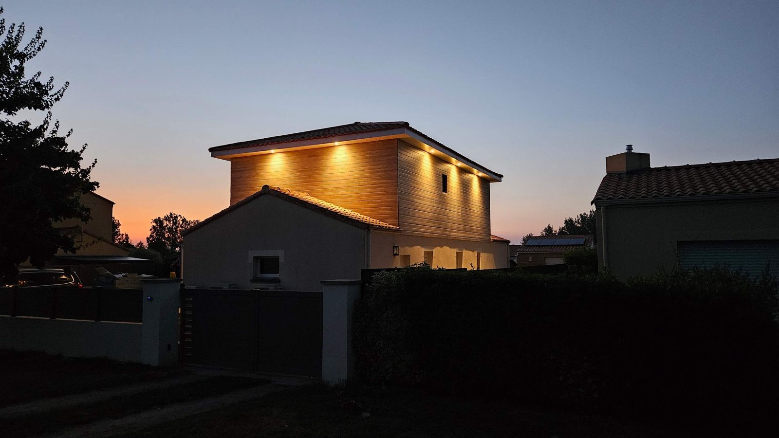 Maison éclairée par des spots en sous-face de toiture
