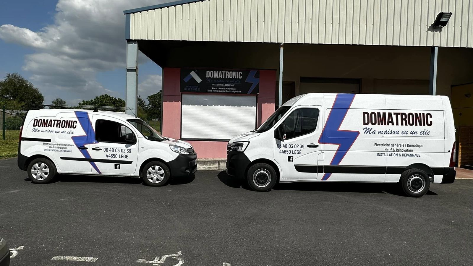 Les deux véhicules Domatronic devant le local de Legé
